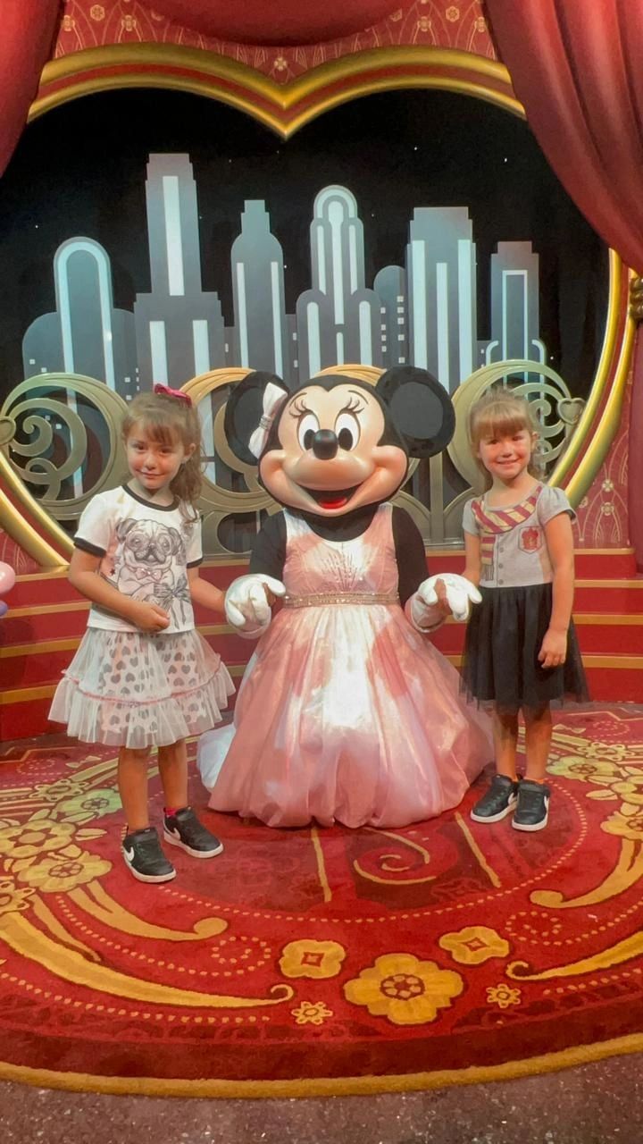 Crianças encontrando uma personagem em Orlando